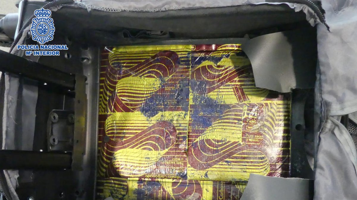Planxes de cocaïna al doble fons d'una maleta.