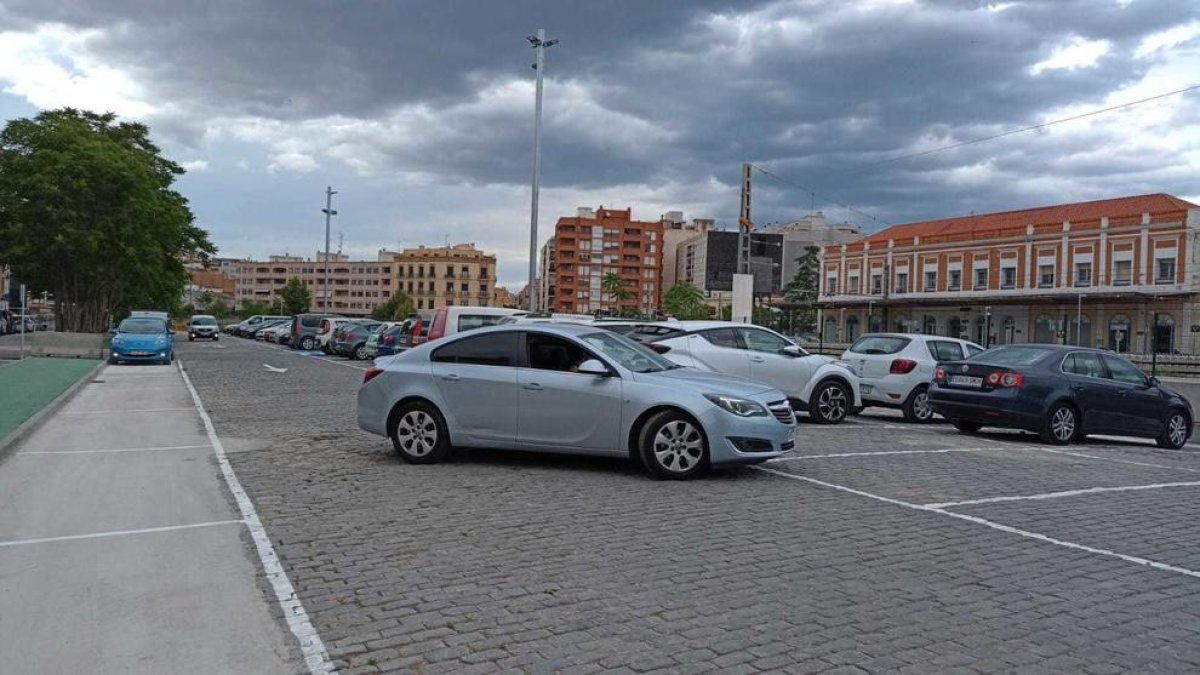 El nou aparcament al costat de l'estació de tren de Tortosa, en funcionament des de dimarts passat.