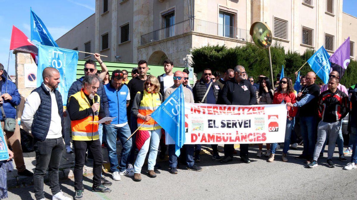 Els treballadors d'Ivemon Ambulàncies Egara durant la lectura del manifest en la protesta a Tarragona.