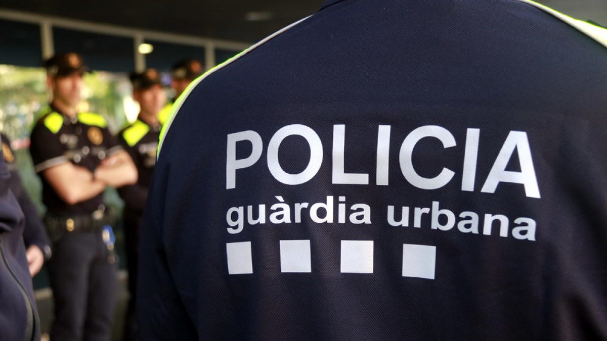 Part de l'esquena del nou uniforme de la Guàrdia Urbana de Lleida.