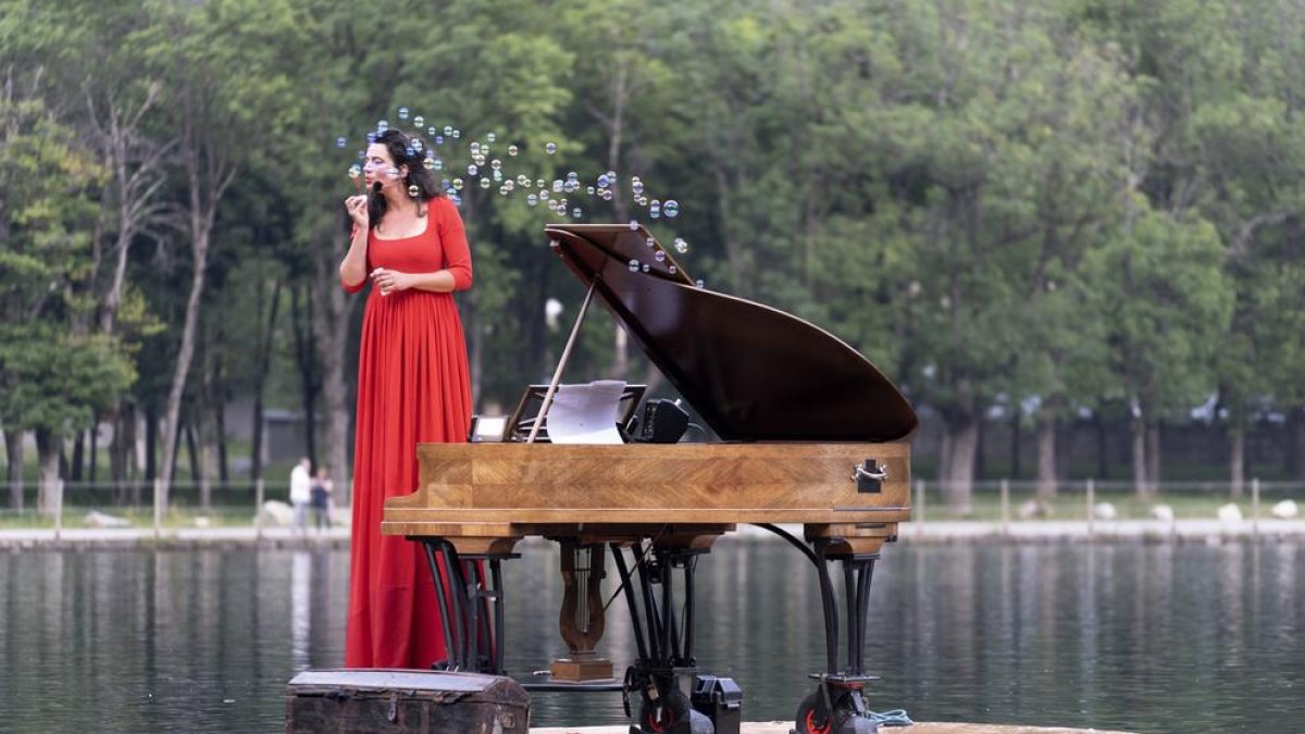 Imatge de l'espectacle protagonitzat per la cantant i pianista Violette Prevost.