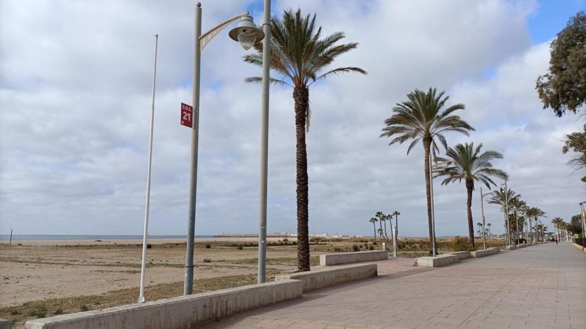 Una de las nuevas señales situada en las playas del Vendrell para facilitar la localización en casos de emergencia.