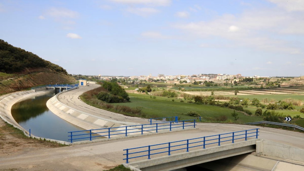 El canal a l'altural del Talladell, amb Tàrrega al fons.