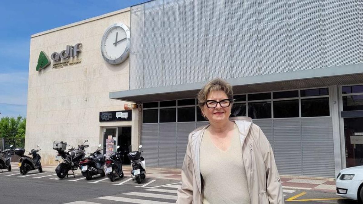 Imatge de Teresa Pallarés, alcaldable de Junts a Reus, a l'estació de ferrocarril.