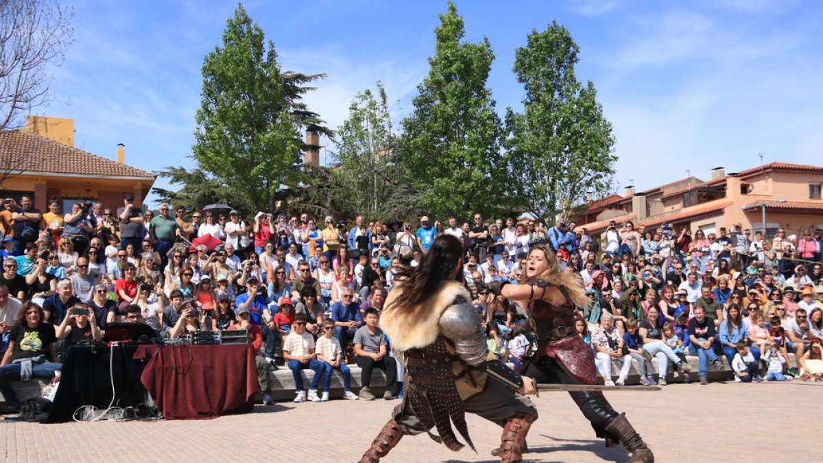 Dos participants d'un espectacle al carrer a Montblanc