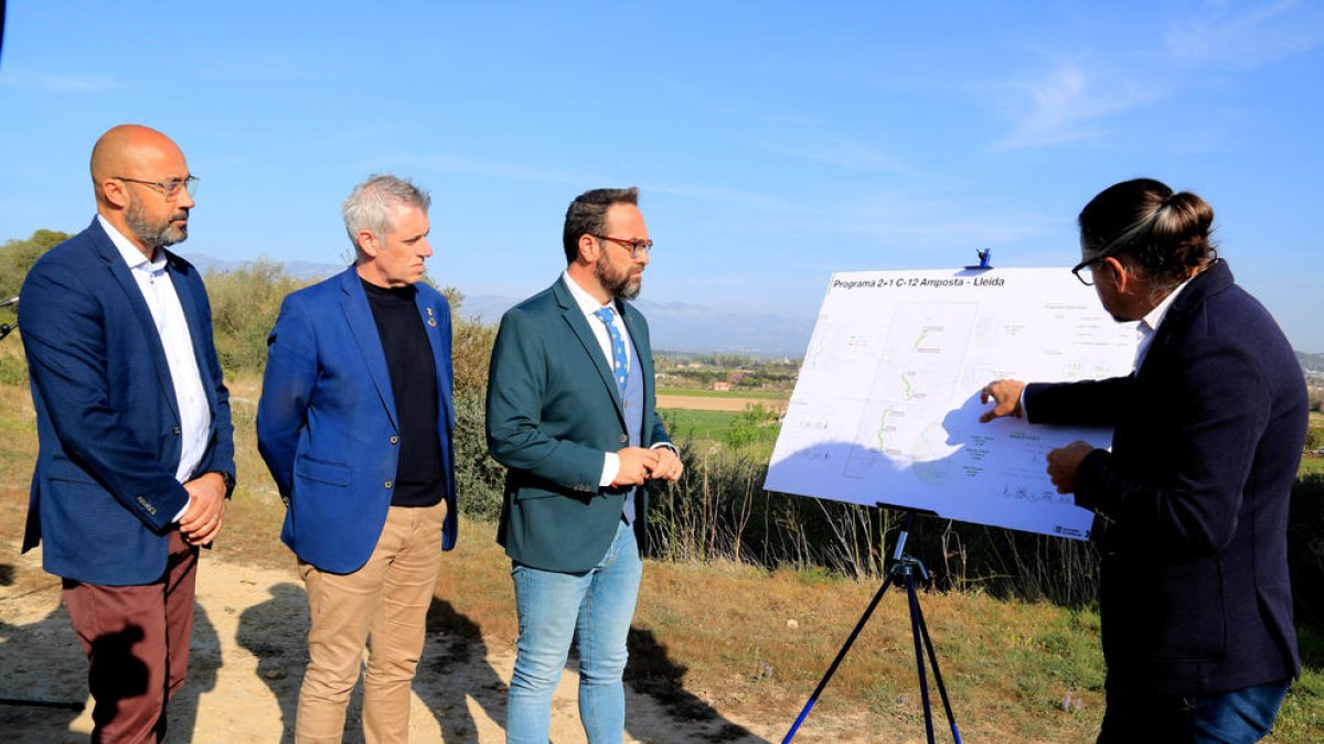 El delegado del Gobierno el Ebrr, Albert Salvadó, el alcalde de Amposta, Adam Tomàs, y el conseller de Territori, Juli Fernàndez.