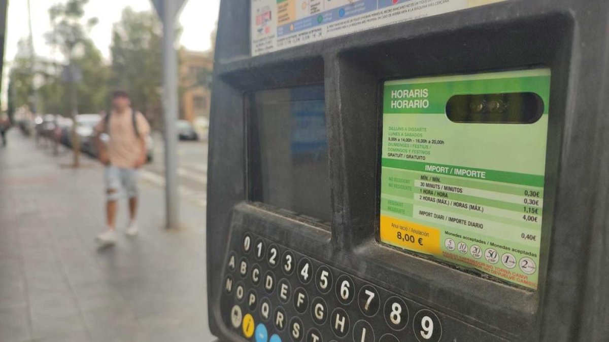 Imatge d'un parquímetre, on es pot observar que aparcar trenta minuts costa 0,30 euros.