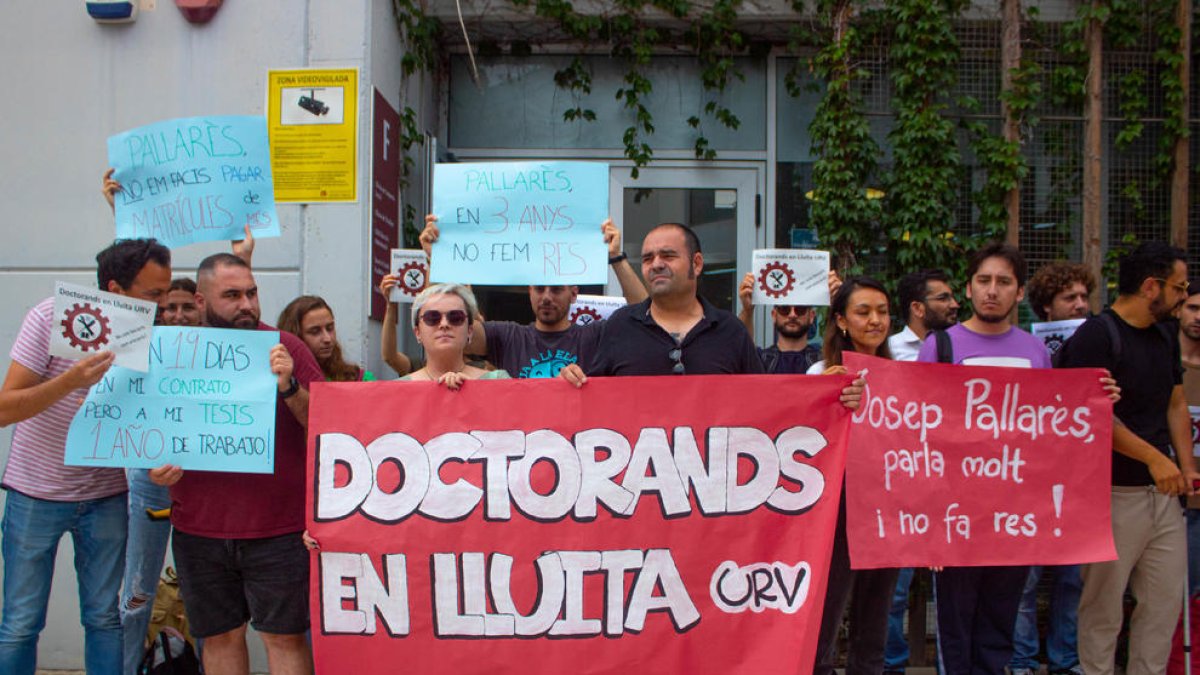 Una trentena de doctorands va manifestar-se ahir a la tarda al Campus Catalunya.