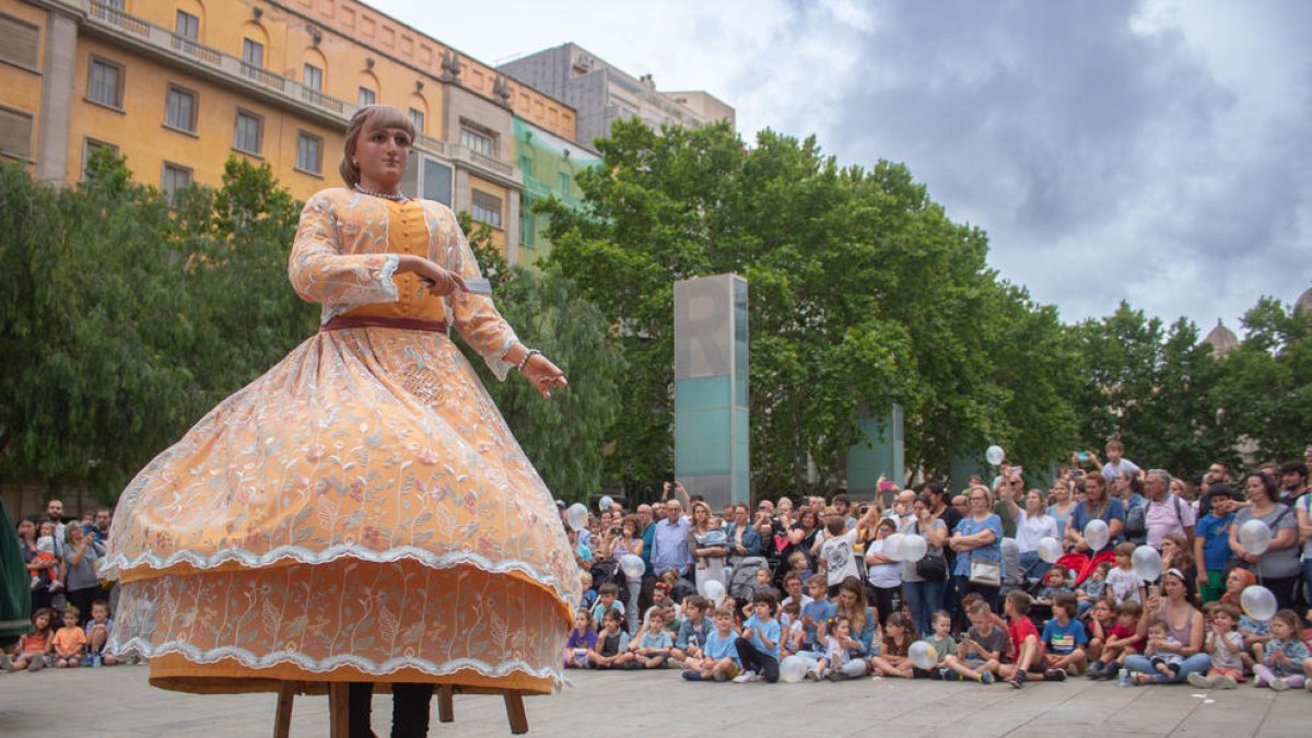 La Vitxeta va estrenar el seu nou vestit ballant davant el públic a la plaça de la Llibertat.