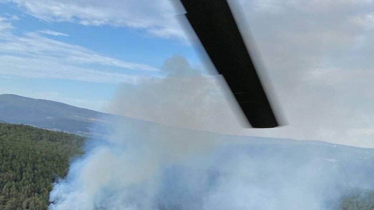 Imatge aèria d'un incendi al Montmell, a la zona del Fondo de Cal Grasset, a la Serra de la Torre.