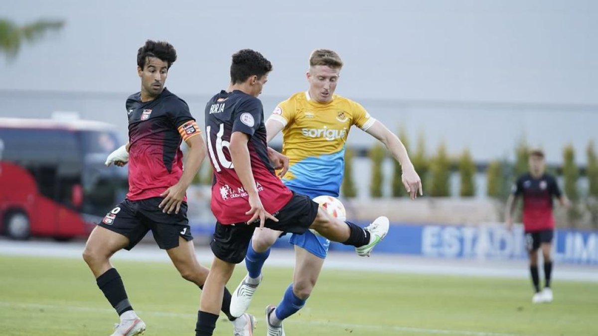 Pol Domingo durant el partit contra la Nucía de la primera volta a l'Estadi Camilo Cano.