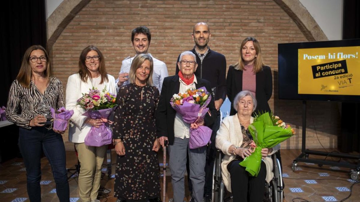 Los ganadores del concurso 'Ponemos flores' con la consejera Elvira Vidal.