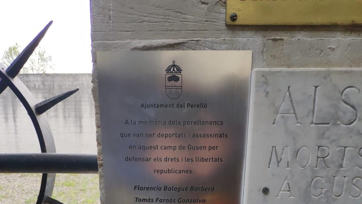 Imatge de l'homenatge de l'Ajuntament del Perelló als perellonencs assassinats al camp de Gusen.