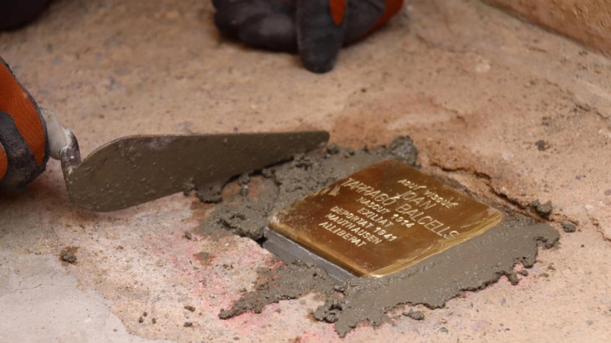 Moment de la col·locació d'una llamborda stolpersteine al carrer Portal del Carro número 10 de Tarragona.