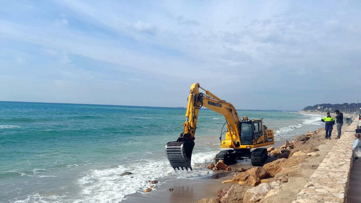 Una màquina treballant a la platja d'Altafulla.