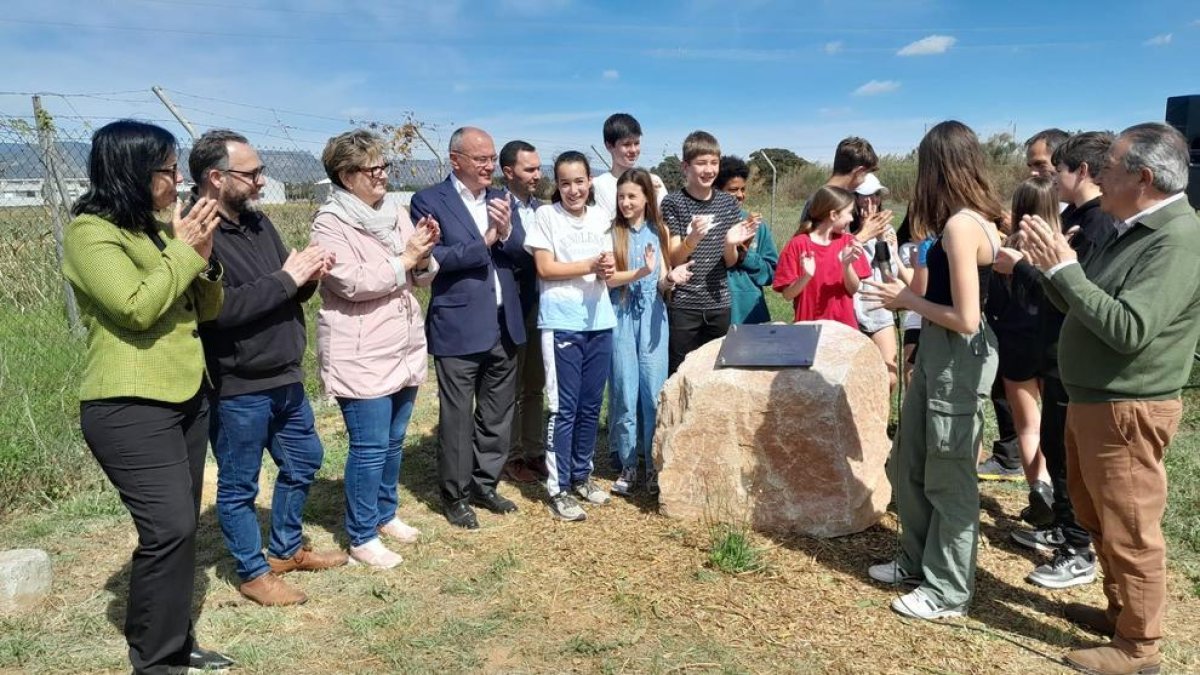 Acte d'inauguració d'una placa al Pi de Bofarull de Reus.