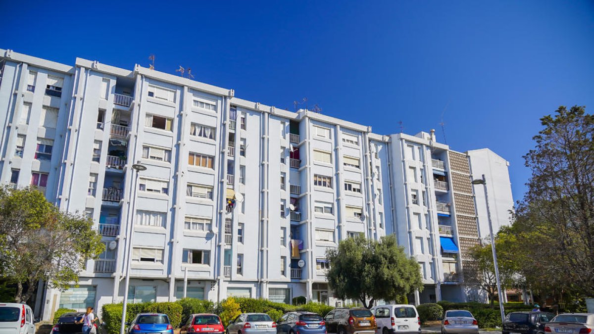 Imatge d'arxiu del bloc d'edificis blau del barri de Campclar de Tarragona.