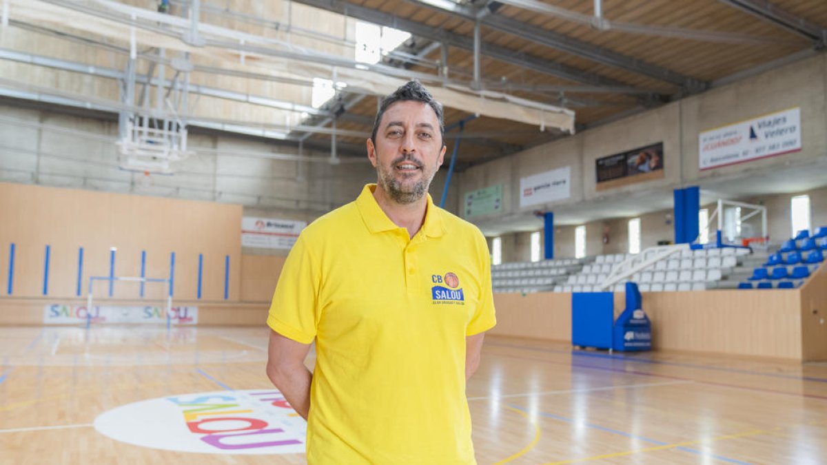 L'entrenador del CB Salou, Jesús Muñiz, en el Pavelló del Milà.