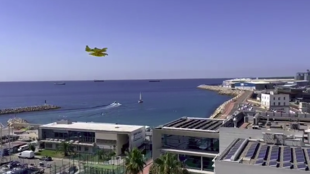 Un hidroavión de los Bomberos sobrevolando el Puerto de Tarragona.