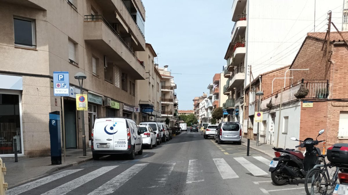 El pavimento de la calle Pau Casals había sufrido un importante desgaste con el paso de los años.