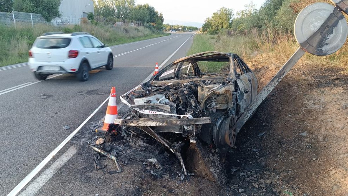 Imatge de com ha quedat el vehicle que s'ha incendiat a Montbrió del Camp.