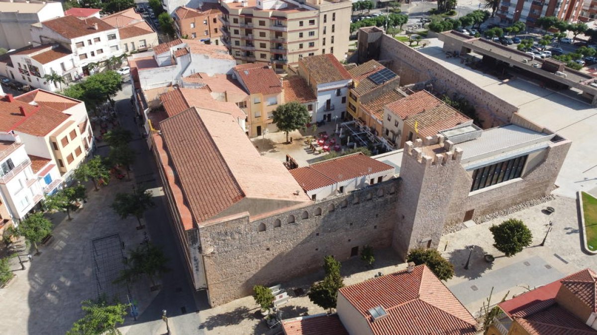 Imatge de la torre sud-oest de l'antic hospital de l'Hospitalet de l'Infant.