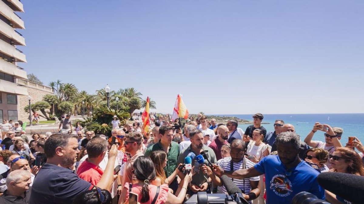 El candidat de Vox, Santiago Abascal, durant la seva atenció als mitjans al Balcó del Mediterrani.