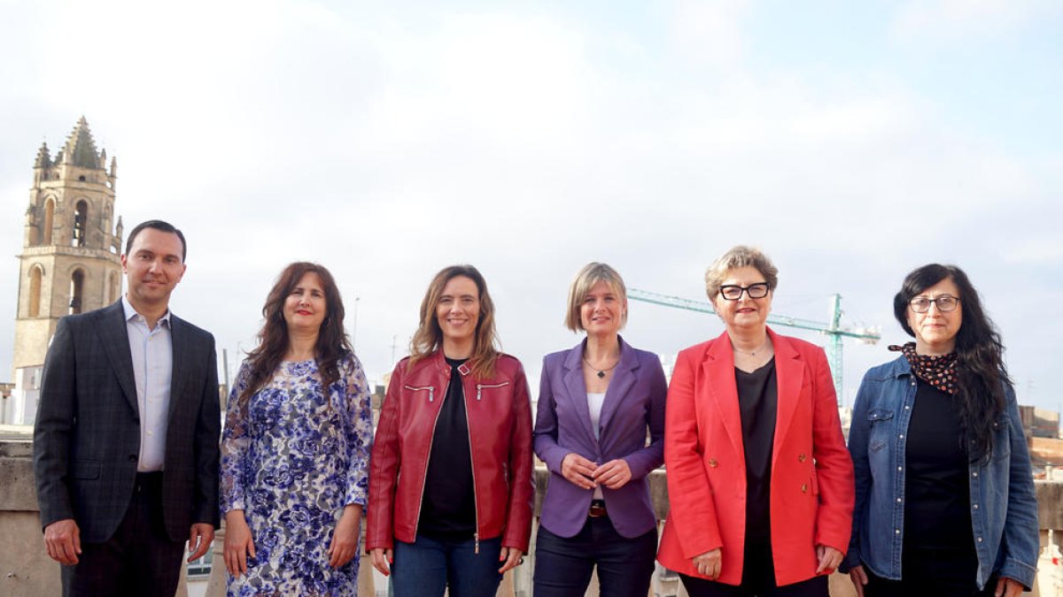 Fotografia de grup dels candidats dels sis partits que actualment tenen representació plenària.