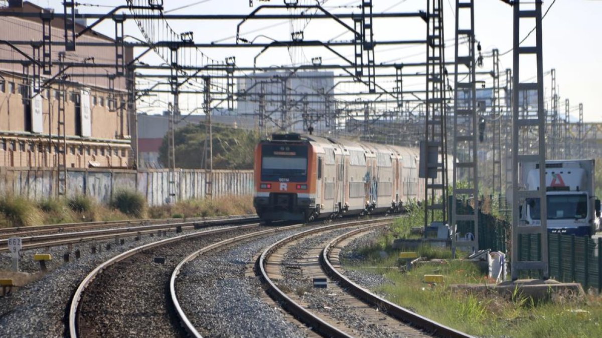 Un tren surt de l'estació de Gavà en sentit Barcelona.