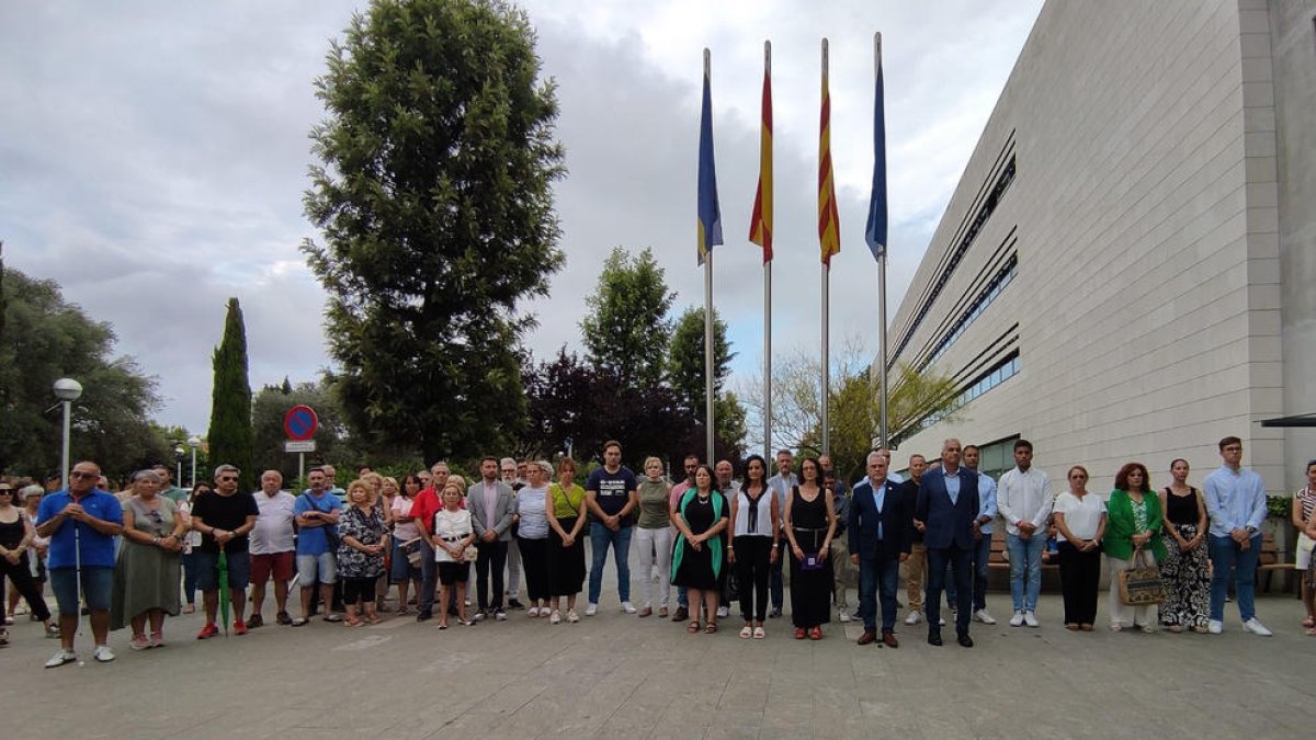 Miembros de la corporación municipal de Salou junto a la consellera de Igualdad, Tània Verge, ayer durante el minuto de silencio.