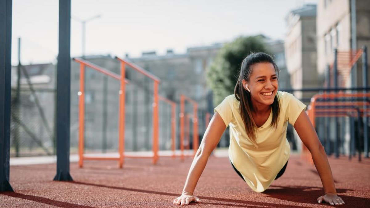 Una noia fent exercici físic.