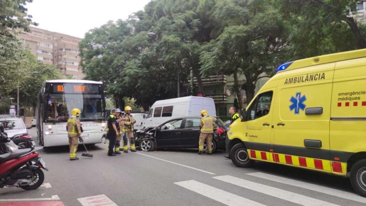 Fins al lloc de l'accident s'hi ha desplaçat una ambulància i una dotació dels Bombers.