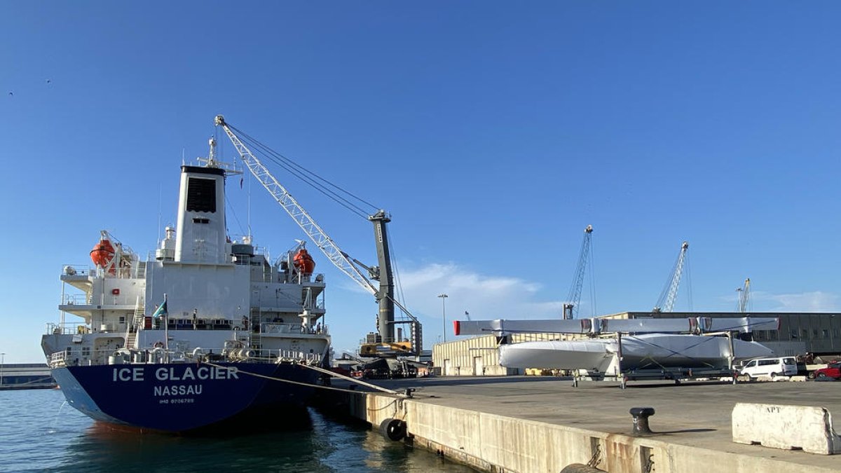 El barco 'Ice Glacier' ha transportado hasta Tarragona la embarcación que competirá en la Copa del América.