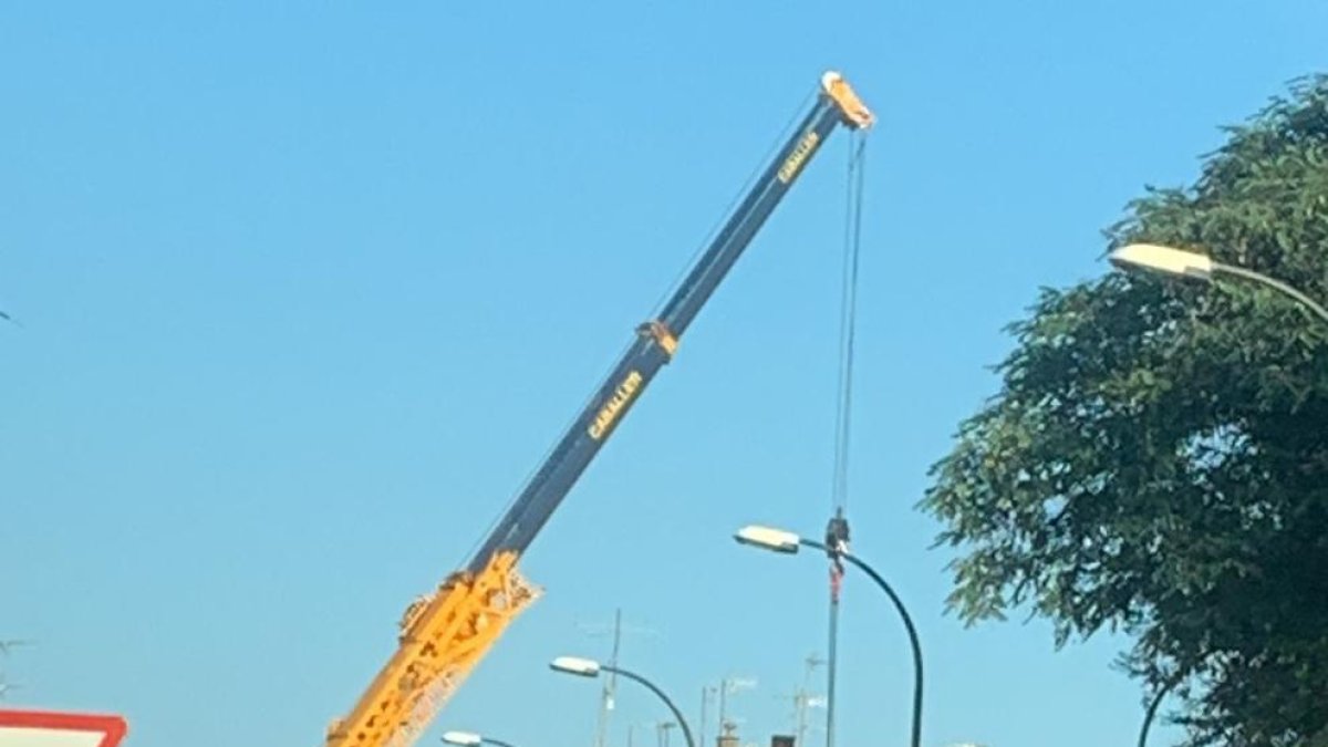 I d'una grua preparada per enretirar el mòdul.