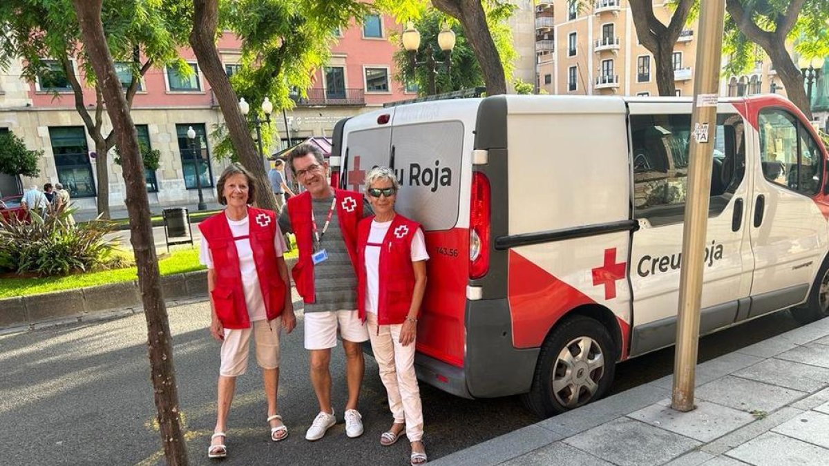 Voluntaris de la Creu Roja abans de començar el seu recorregut d'atenció a persones sense llar.