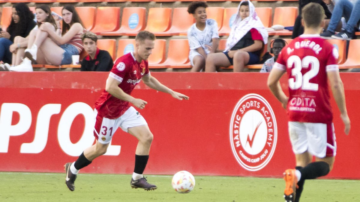 Boaz Hallebeek i Albert Querol durant l'últim partit de la temporada al Nou Estadi Costa Daurada.