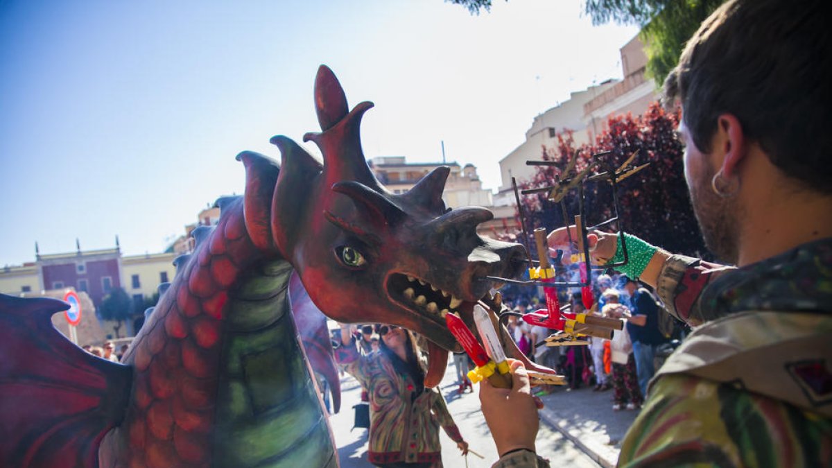 El dragón de Sant Roc en una de sus actuaciones.