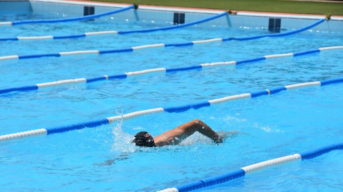 La piscina nova de Torredembarra s'obre per a nedadors i clubs de natació.