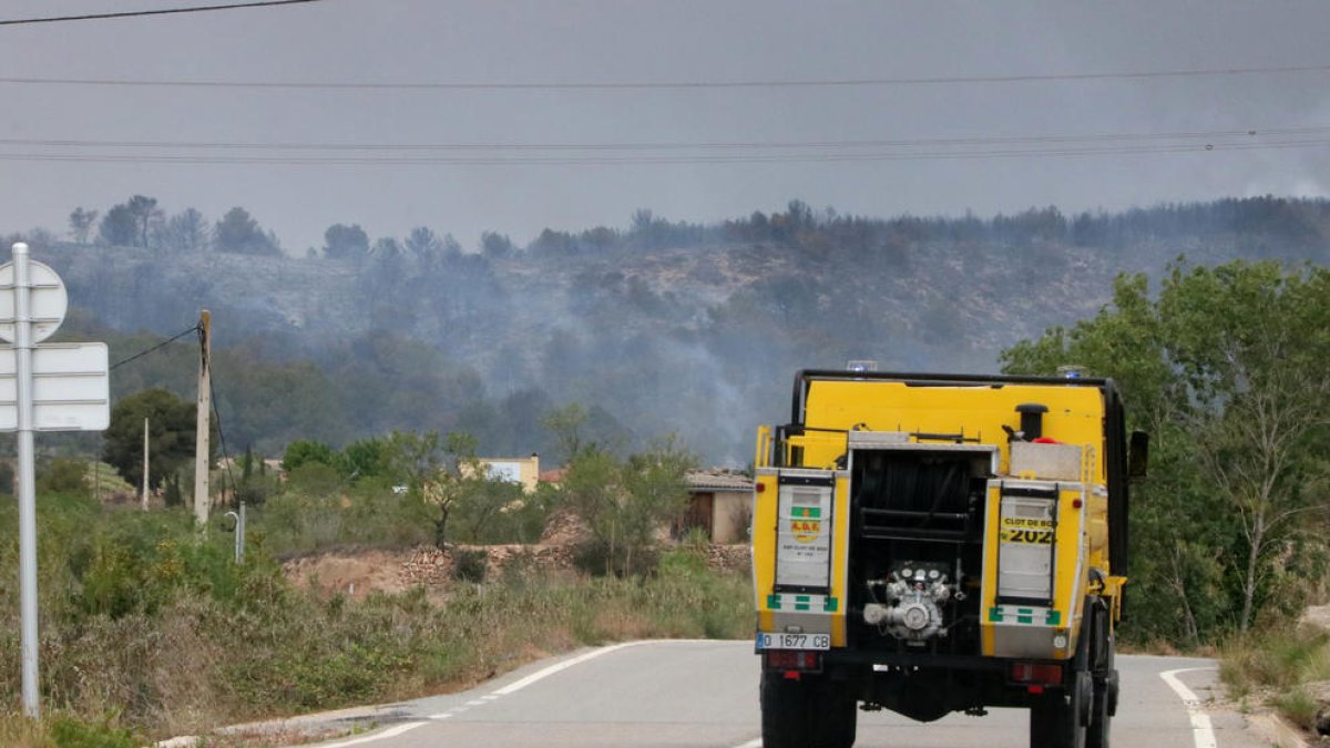 Un vehicle de l'ADF accedint a l'incendi de Bonastre.