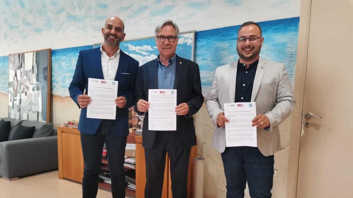 Vale Pino (PSC), Eduard Rovira (ERC) i Xavier Suarez (Junts) durant la signatura de l'acord.