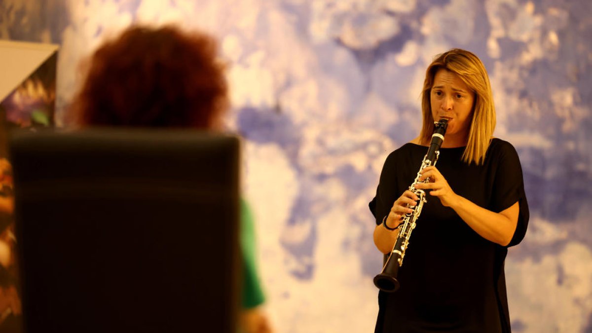 La codirectora del DeltaChmaber Músic Festival, Laura Ruiz, oferint un concert individual al Castell d'Ulldecona.