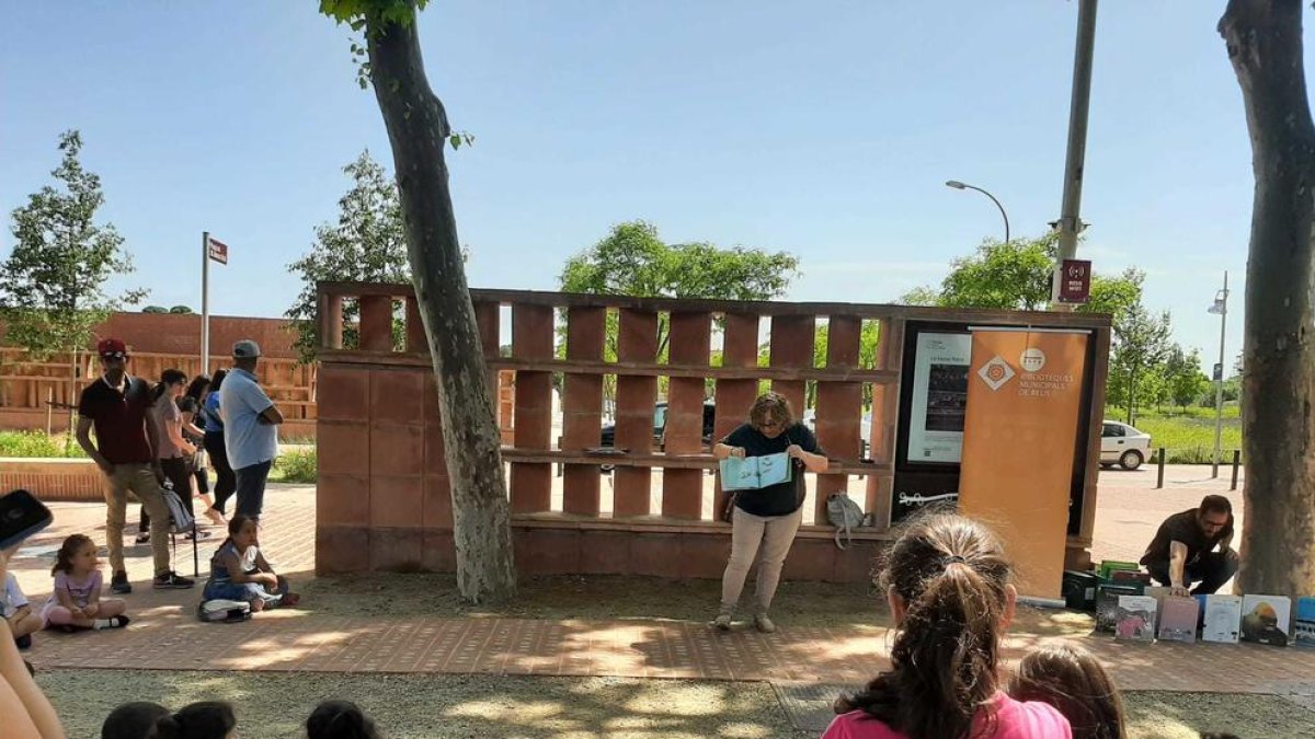 La narradora y maestra Roser Bonet será la encargada de estrenar los 'Contes a la Fresca' en la Biblioteca Xavier Amorós.