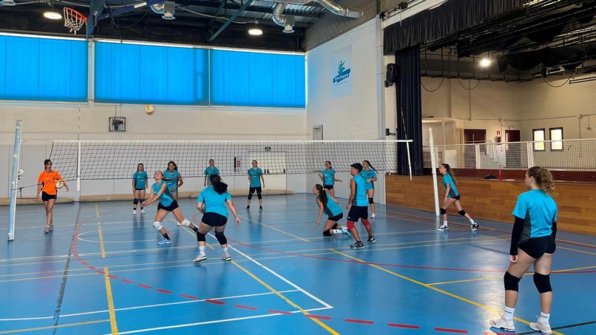Un grup de participants de l'estada esportiva organitzada per la Federació Catalana de Voleibol, entrenant al pavelló esportiu de l'Hospitalet de l'Infant.