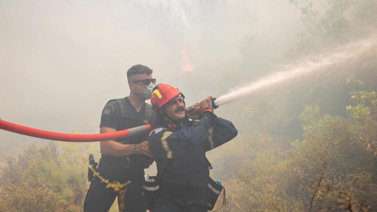 Bomberos trabajan en la extinción de un incendio en Vati, en la isla griega de Rodas