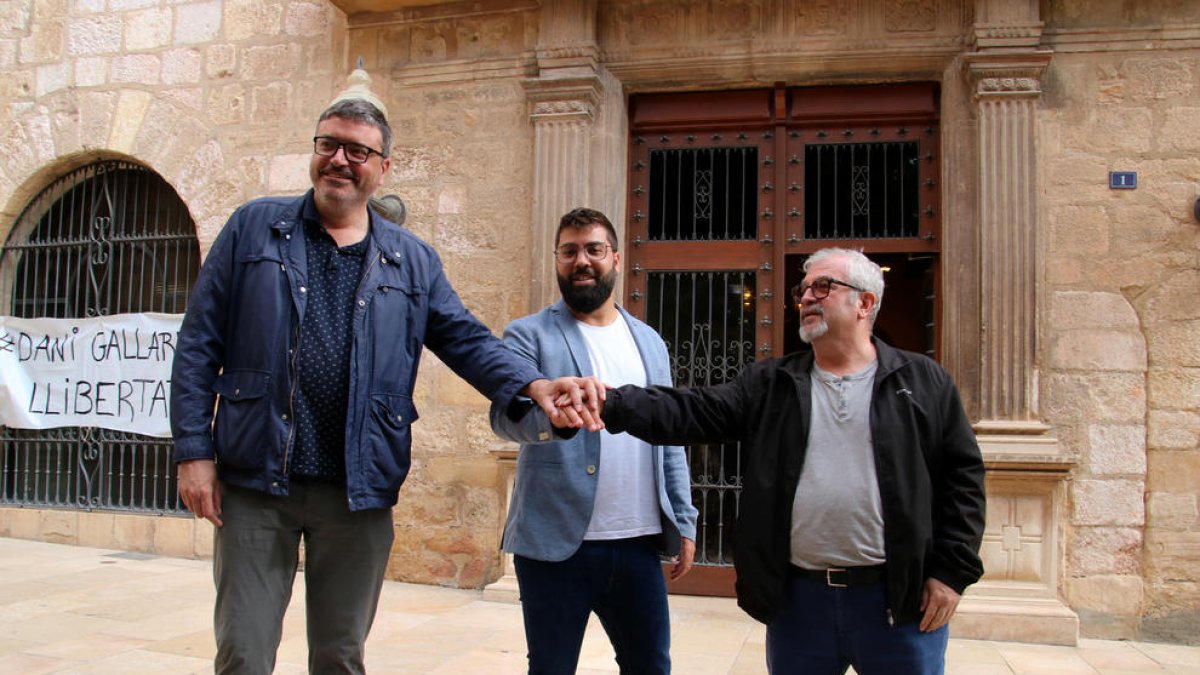 Marc Vinya, Oriol Pallissó y Ramon de Domingo delante del Ayuntamiento de Montblanc en la presentación del pacto de gobierno.