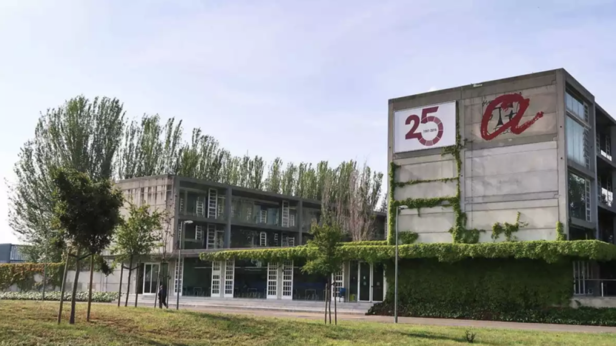 Imatge d'arxiu de l'entrada a la Facultat d'Economia i Empresa de la URV, a Reus.