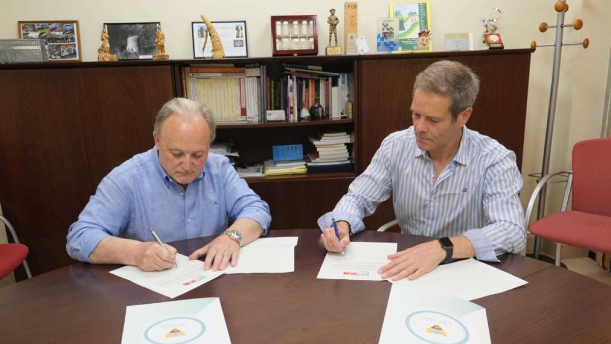 Martí Pla y Daniel Esparza durante la firma, ayer.