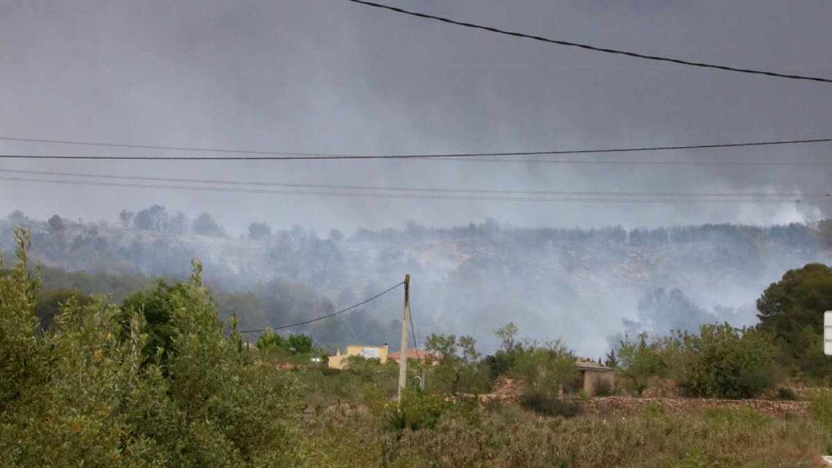 Concentració de fum a l'incendi de Bonastre.