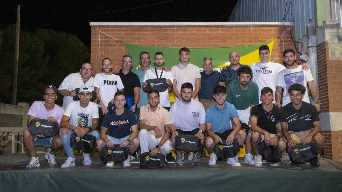 Alguns dels guardonats a la Nit del Futbol de Constantí.