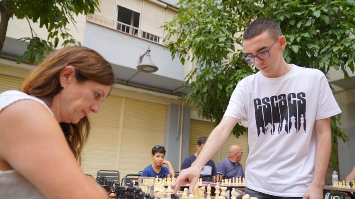 Aarón Alfonso, de blanc, pensant quin serà el seu següent moviment contra una de les adversàries.